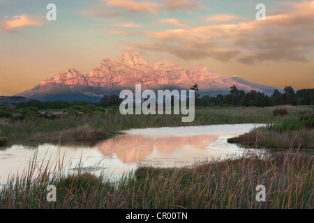 Ländliche Berg spiegelt sich in noch See Stockfoto