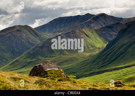 Abendstimmung mit Sonne, Regenbogen und Regen in den Talkeetna Bergen, Alaska, USA Stockfoto