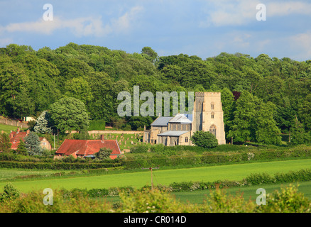 Das Dorf von North Creake in ländlichen Norfolk zeigt die Kirche St. Mary. Stockfoto