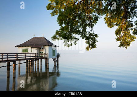 Badehaus im letzten Abendlicht mit sanften Herbstnebel in der Nähe von Kesswil am Bodensee, Schweiz, Europa, PublicGround Stockfoto