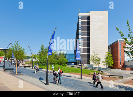 Sheffield Hallam Universitätsstudenten in der Sonne außerhalb der Owen Gebäude Stadt Campus South Yorkshire England UK GB EU Europa Stockfoto