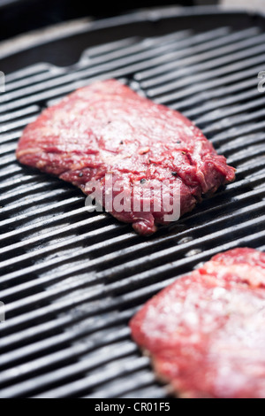 Nahaufnahme von Flanke Steak auf dem grill Stockfoto