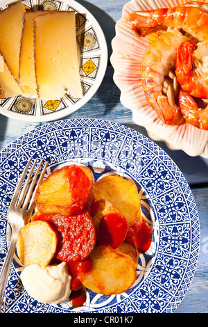 Platten mit Käse, Garnelen und Kartoffeln Stockfoto