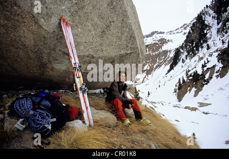 Schweiz, Graubünden, Bregaglia Palette, Skitouren, eine kleine Pause neben einem Felsen Stockfoto