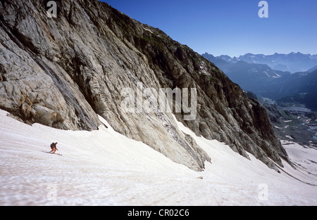 Schweiz, Kanton Uri, Urner Alpen, Skifahrer auf Schnee im Juni am Giglistock (2900m) Stockfoto