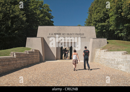 Der Eingang zum Graben der Bajonette zu gedenken die Klage am 23. Juni 1916 bei Verdun, Meuse, Frankreich erinnert. Stockfoto