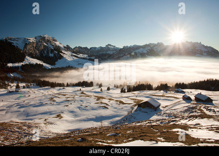 Blick auf den Alpstein-Massivs mit Mt. Säntis und Alm im Schnee, Alpstein Palette, Schweizer Alpen, Schweiz, Europa Stockfoto