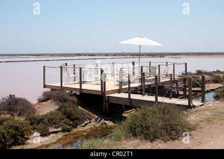 Terrasse mit Tisch und Stühlen an der Saint Martin Austernfarm und Restaurant Gruissan Languedoc-Roussillon Frankreich Stockfoto