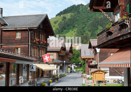 Traditionelle Holzhäuser in den wichtigsten Straße Uf Em Biel, autofrei, Muerren, Walser-Bergdorf in der Berner Stockfoto