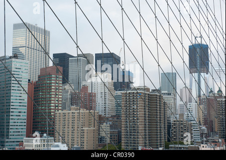 Skyline, Hochhäuser, Freedom Tower im Bau, One World Trade Center, ein Netzwerk von Eisenstangen, von Brooklyn anzeigen Stockfoto