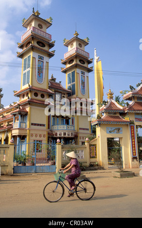 My Tho, Vietnam ein Radfahrer vorbei an den Cao dai Tempel Stockfoto