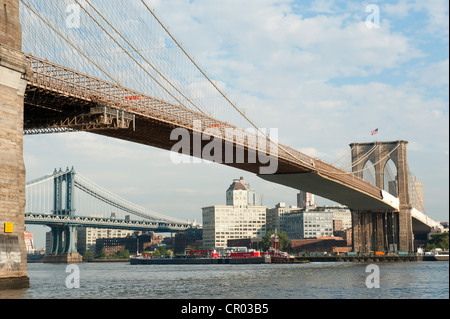 Brooklyn Bridge, eine Hängebrücke über den East River mit der Manhattan Bridge auf der Rückseite, zwei Brücken Bezirk Stockfoto