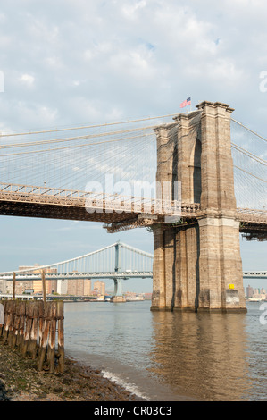 Blick von Manhattan auf der Brooklyn Bridge mit der Manhattan Bridge den hinteren, Hängebrücken, zwei Brücken Bezirk Stockfoto