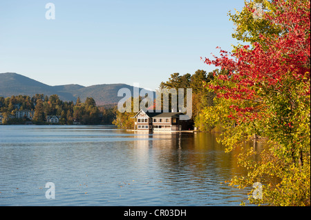 Indian Summer, Herbstlaub am Mirror Lake, Lake Placid, Adirondacks, Adirondack Mountains, New York, USA, Nordamerika Stockfoto