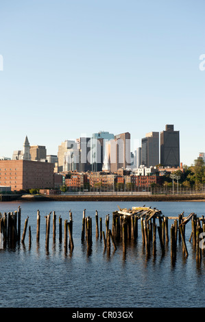 Skyline mit dem Kirchturm der Old North Church, Financial District, Ansicht von Charlestown Navy Yard über dem Hafen von Boston Stockfoto