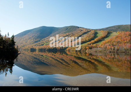 Skipisten im Herbst im Profil See, Laub gefärbt während Indian Summer, Franconia Notch State Park widerspiegelt Stockfoto