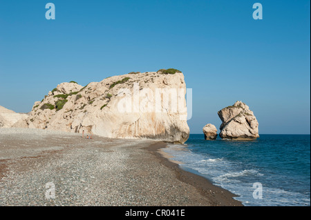 Aphrodite Felsen Petra Tou Romiou, Geburtsort der Göttin Aphrodite, griechische Mythologie, weiße Felsen am Strand Stockfoto