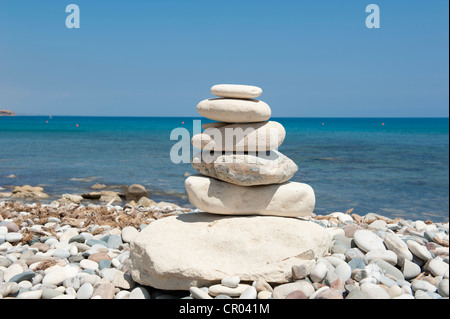 Gestapelte Steinen, Cairn auf dem Strand Kies Strand, Pissouri Beach, Cape Aspro, Mittelmeer, Zypern, Osteuropa Stockfoto