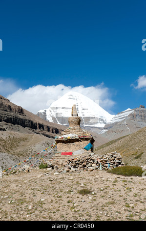 Tibetischer Buddhismus, Alter Stupa, schneebedeckten Heiligen Berg Kailash, Gang Rinpoche, Südseite mit Kanal, Pilgerweg auf der Stockfoto