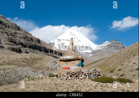 Tibetischer Buddhismus, Alter Stupa, schneebedeckten Heiligen Berg Kailash, Gang Rinpoche, Südseite mit Kanal, Pilgerweg auf der Stockfoto