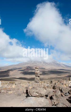 Cairn, Blick von Osten Lava Hill über den Kibo-Sattel bis zum Gipfel des Mt. Kilimanjaro bedeckt in Wolken, Marangu-Route Stockfoto