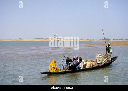 Mali, Mopti, Mann im Einbaum Niger Fluß überqueren Stockfoto