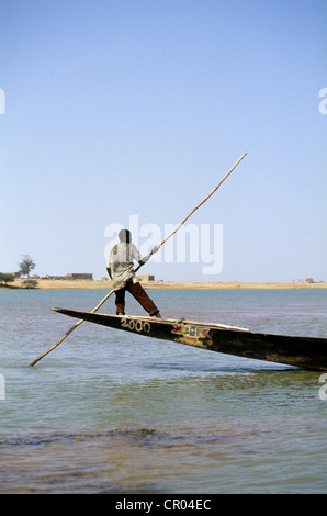 Mali, Mopti, Mann im Einbaum Niger Fluß überqueren Stockfoto