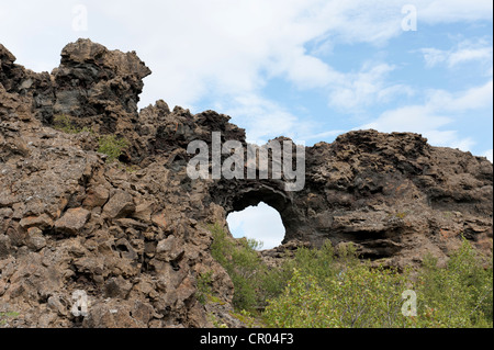 Vulkanismus, gekühlten Lavafeld, runde Loch im Felsen, seltsam geformt Rock-Formationen, Dimmuborgir, See Mývatn Region, Myvatn Stockfoto