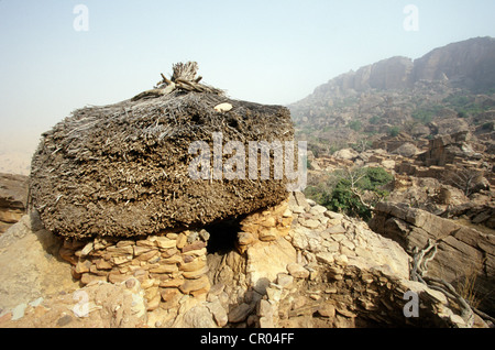 Mali, Dogonland, Bandiagara Cliff aufgeführt als Weltkulturerbe der UNESCO, Toguna (Diskussion Hütte) Stockfoto