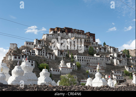 Tibetischer Buddhismus, Kloster auf einem Hügel, vielen weißen Stupas Thikse Kloster in der Nähe von Leh, Ladakh Region Jammu und Kaschmir, Indien Stockfoto