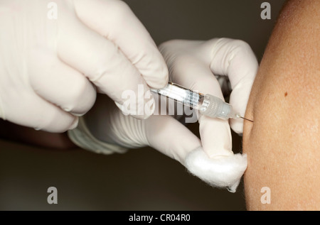 Eine Grippeimpfung erhält ein Patient an einer Nuffield Health Center in der City of London Stockfoto