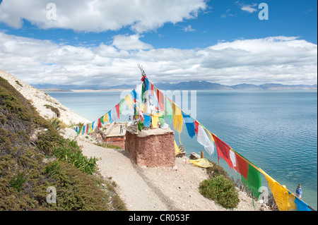 Tibetischen Buddhismus, Stupa oder Chorten mit bunten Gebetsfahnen, Gossul Gompa Kloster über See Manasarovar, Mapham Yutsho Stockfoto