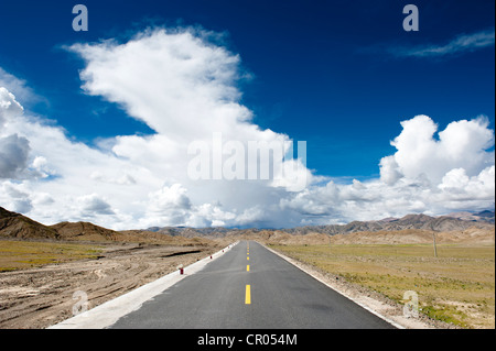 219 G, China National Highway 219, asphaltierte Straße, weite Landschaft, endlosen Himmel, Trans-Himalaya-Gebirge, Himalaya-Sortiment Stockfoto