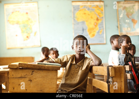 Ein Junge hört während des Unterrichts an die Groupe Scolaire Bondoukou Est Grundschule in Bondoukou, Region Zanzan, Cote d ' Ivoire am Do Stockfoto