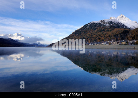 Silvaplanersee mit Dorf von Silvaplana, Mt Piz da la Margna auf Rückseite, St. Moritz, Engadin, Graubünden, Schweiz, Europa Stockfoto