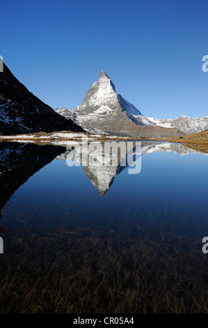 Matterhorn spiegelt sich im See Riffelsee, Zermatt, Wallis, Schweiz, Europa Stockfoto