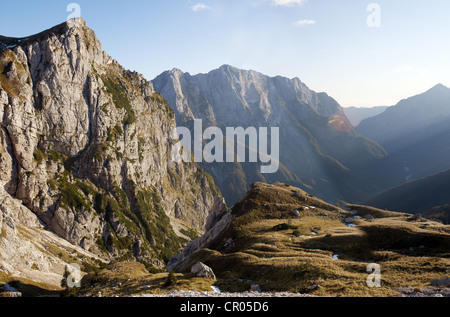 Blick vom Mangart Pass mit einem Panorama der Julischen Alpen, Nationalpark Triglav, Slowenien, Europa Stockfoto