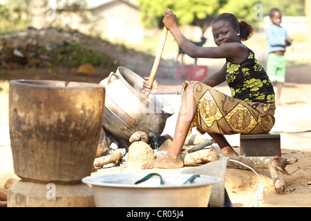 Ein junges Mädchen, die nicht zu Schule Köche im Dorf von Djorbana, Region Zanzan, Côte d ' Ivoire gehen Stockfoto