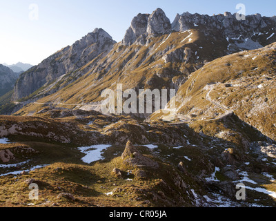 Blick vom Mangart Pass auf die Berge der Julischen Alpen, Nationalpark Triglav, Slowenien, Europa Stockfoto