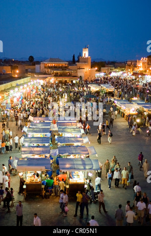 Marokko hoher Atlas Marrakesch Kaiserstadt Medina Weltkulturerbe von UNESCO Restaurants in Jemma El Fna Platz bei Nacht Stockfoto