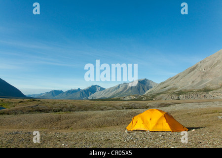 Expedition Zelt, arktische Tundra, camping, Wind River und Mackenzie Mountains hinter Peel Watershed, Yukon Territorium, Kanada Stockfoto