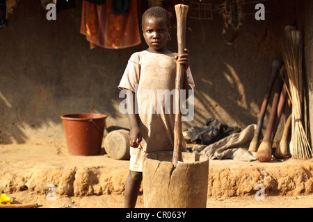 IRI Dah Clarisse, 6, nimmt eine Auszeit vom stampfenden Süßkartoffeln im Dorf von Djorbana, Region Zanzan, Côte d ' Ivoire Stockfoto