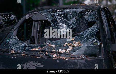 Gebrochene Windschutzscheibe eines Autos in einen Unfall verwickelt Stockfoto