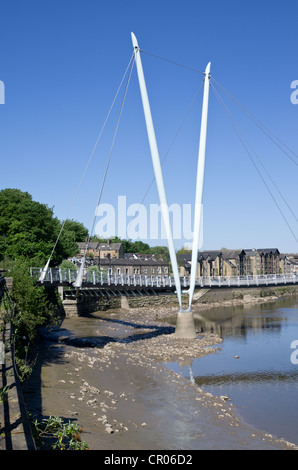 Millennium Fußgängerbrücke Lancaster über den Fluss Lune mit St George's Quay hinaus in den Boden zurück Stockfoto