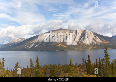 Berg am Windy Arm des Tagish Lake, Indian Summer, Blätter in Herbstfarben, Herbst, South Klondike Highway, Yukon-Territorium Stockfoto