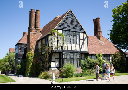 VEREINIGTES KÖNIGREICH. England. Tourist-Familie in Wisley Manor Gardens. Surrey. Stockfoto