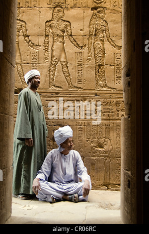 Ägypten, Oberägypten, Niltal, Edfu, ägyptischen Männern im Tempel Gott Horus gewidmet Stockfoto