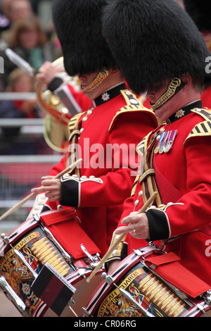 Die Band von ihrer Majestät Coldstream Regiment of Foot Guards auf der Mall in London auf der Queens Diamond Jubilee. Stockfoto