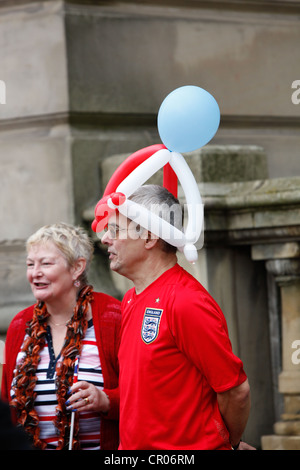 Mann trägt einen "Hut" aus farbigen Ballons rot, weiß und blau hergestellt. Während Königinnen diamantenes Jubiläum feiern in Birmingham UK. Stockfoto