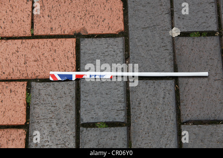 Reste einer zerrissenen Union Jack-Flagge im Block gepflastert öffentlichen Stadtzentrum verworfen. Stockfoto